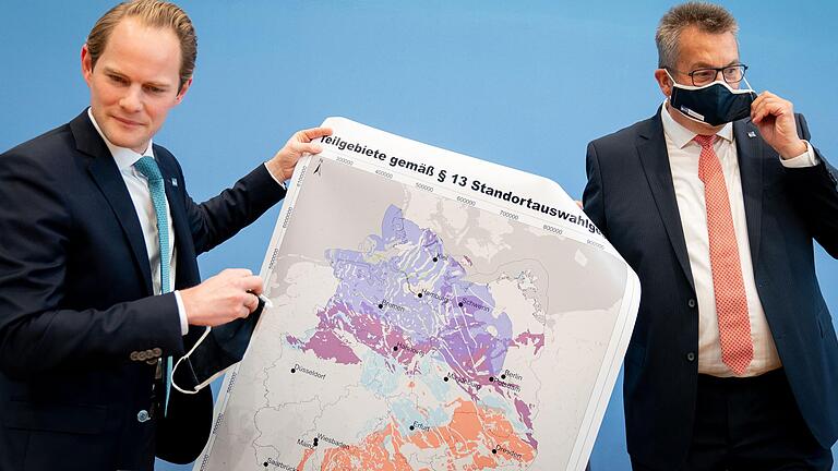 Stefan Studt (rechts), Vorsitzender der Geschäftsführung der Bundesgesellschaft für Endlagerung (BGE), und Steffen Kanitz, Mitglied der Geschäftsführung der BGE, im September 2020 in Berlin mit einer Landkarte mit Teilgebieten für die Endlagersuche. Stefan Studt (rechts), Vorsitzender der Geschäftsführung der Bundesgesellschaft für Endlagerung (BGE), und Steffen Kanitz, Mitglied der Geschäftsführung der BGE, im September 2020 in Berlin mit einer Landkarte mit Teilgebieten für die Endlagersuche. 