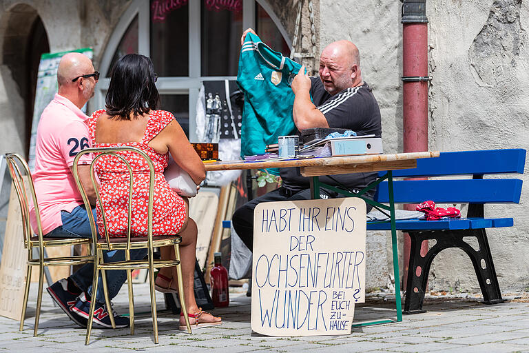 Vier Wochen lang saß Marc Haselbach (rechts) vor der Zuckerstube in der Ochsenfurter Brückenstraße. Er sammelte Wunder Vier Wochen lang saß Marc Haselbach (rechts) vor der Zuckerstube in der Ochsenfurter Brückenstraße. Er sammelte Wunder