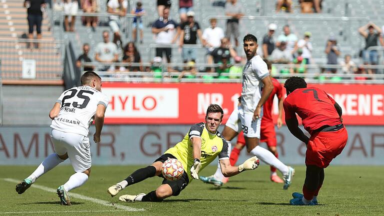 Der erste Streich des Bayern-Talents: Nestory Irankunda setzt sich hier gegen Kickers-Akteur Dominik Meisel und Torhüter Johann Hipper durch und trifft zum 1:0 für die Münchner.