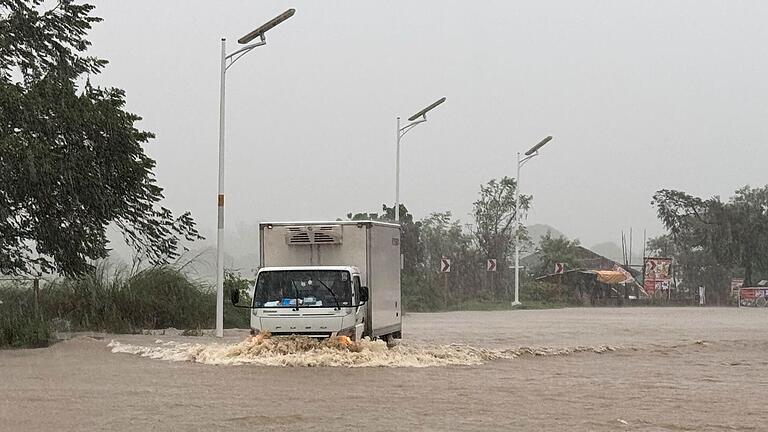 Philippinen - Taifun Krathon - „Krathon” ist der jüngste einer Reihe schwerer Taifune in der Region. Philippinen - Taifun Krathon - „Krathon” ist der jüngste einer Reihe schwerer Taifune in der Region.