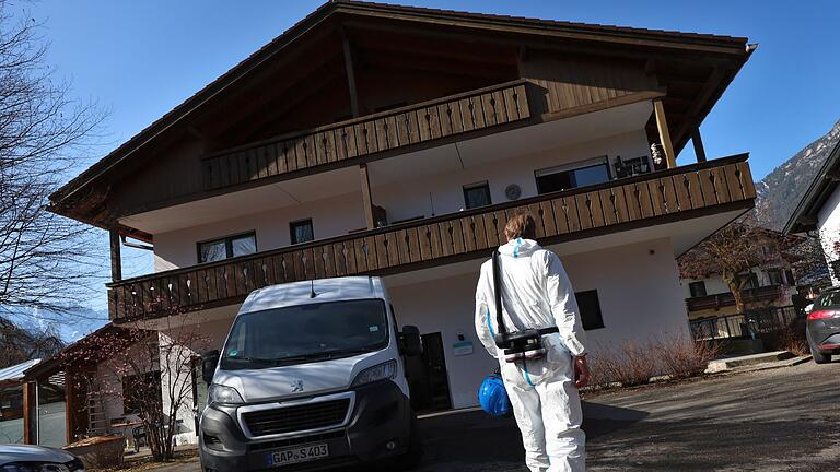 Leiche nach Feuer in Mehrfamilienhaus gefunden       -  Mitarbeiter der Spurensicherung untersuchten den Tatort.