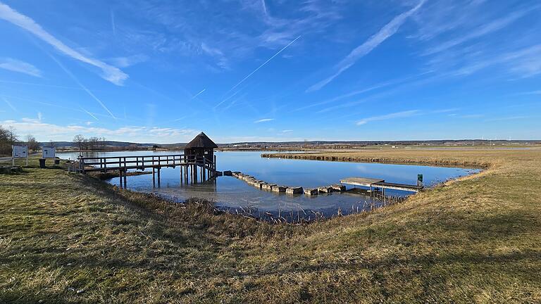 Unterwegs auf dem Uehlfelder Storchen-Lehrpfad: Mitten im Wasser steht auf Stelzen die Hütte zum Vogelbeobachten.&nbsp;