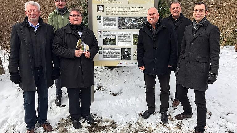 Bei der Eröffnung der Lehrpfade &bdquo;Erlebnis Würzburger Stadtnatur&rdquo; von rechts nach links: Helge Bert Grob (Leiter des städtischen Gartenamtes), LGS-Geschäftsführer Klaus Heuberger, Umweltreferent Wolfgang Kleiner, Bürgermeister Adolf Bauer, Jakob Frommer (Leiter des städtischen Fachbereichs Umwelt) und der ehemalige Gartenamts-Chef Dieter Müller.