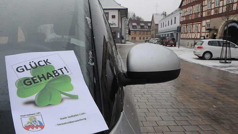 Noch gut zwei Wochen heißt es Gnade vor Recht in der Hofheimer Hauptstraße. Solange noch werden Falschparker mit 'Glück gehabt!' darauf hingewiesen, dass eigentlich ein Strafzettel fällig gewesen wäre. Noch gut zwei Wochen heißt es Gnade vor Recht in der Hofheimer Hauptstraße. Solange noch werden Falschparker mit 'Glück gehabt!' darauf hingewiesen, dass eigentlich ein Strafzettel fällig gewesen wäre.
