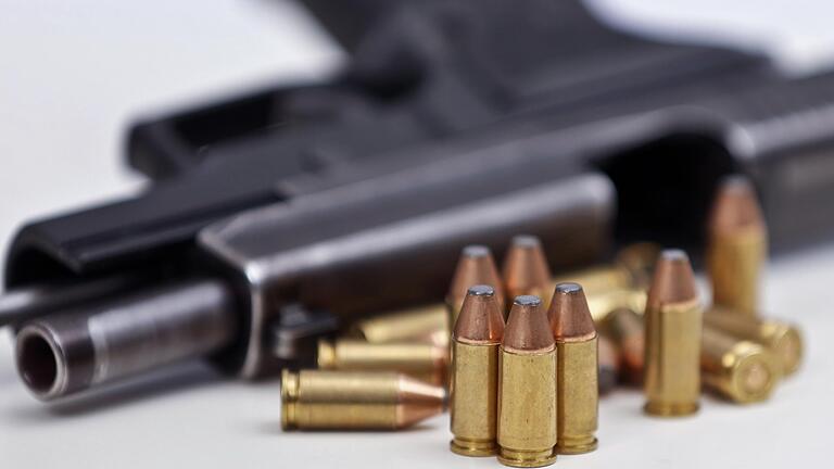 Seine Pistole Sig Sauer P226 (Bild) durfte ein angeklagter Sportschütze nicht unverschlossen im Auto transportieren. Die selbst gebaute, rosa lackierte Rohrbombe im Keller war sowieso illegal. Seine Pistole Sig Sauer P226 (Bild) durfte ein angeklagter Sportschütze nicht unverschlossen im Auto transportieren. Die selbst gebaute, rosa lackierte Rohrbombe im Keller war sowieso illegal.