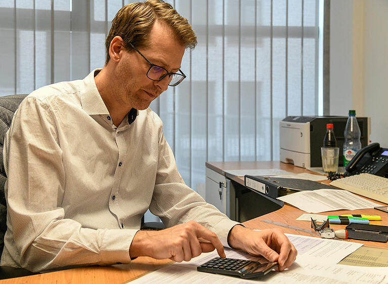 Altersvorsorge-Gepräch: Bernd Resenberger von der Deutschen Rentenversicherung Nordbayern in Würzburg informiert Versicherte zum Thema Altersvorsorge. Altersvorsorge-Gepräch: Bernd Resenberger von der Deutschen Rentenversicherung Nordbayern in Würzburg informiert Versicherte zum Thema Altersvorsorge.