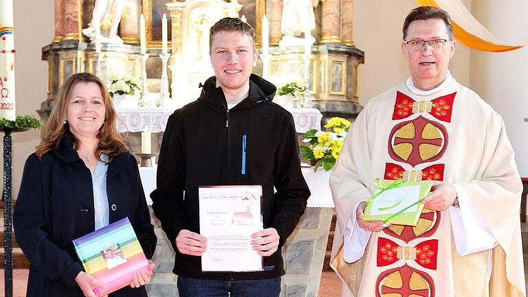 In der Pfarrkirche von Hohenroth verabschiedeten Dekan Andreas Krefft und Pfarrgemeinderatsvorsitzende Katja Simon „ihren Oberministranten“ Sebastian Seufert.