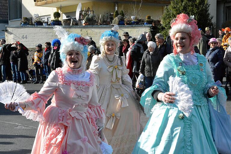 Barockdamen beim Faschingszug in Laudenbach.