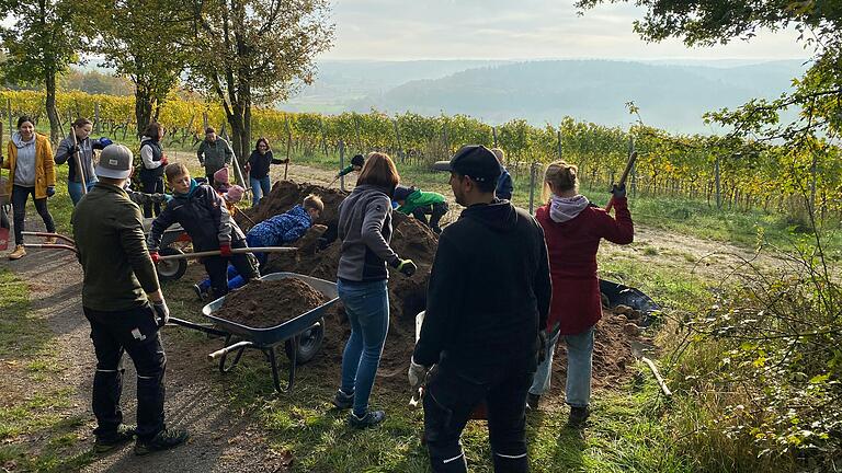 Mit eifer waren auch die Jüngsten bei der Pflanzaktion dabei. Da der Boden am Kirchberg besonders steinig ist, wurde sandiger Humus zum Setzen der Bäume verwendet.