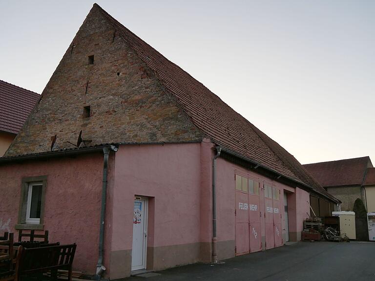 Das derzeitige Feuerwehrhaus in Prosselsheim. Die Gemeinde will an einer anderen Stelle neu bauen. Im Haushalt 2025 sind 150.000 Euro für die Planung eingestellt.&nbsp;