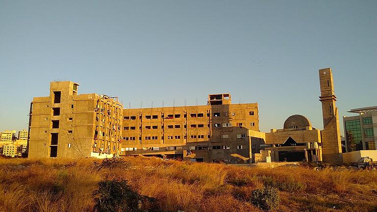Als islamische Universität geplant, jetzt größtes Flüchtlingsheim im Libanon. Als islamische Universität geplant, jetzt größtes Flüchtlingsheim im Libanon.