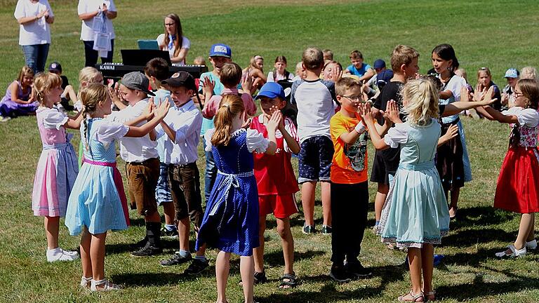 Die Klasse 3a bei ihrem Rundtanz „Leitl müaßts lustig sei“. Die Klasse 3a bei ihrem Rundtanz „Leitl müaßts lustig sei“.