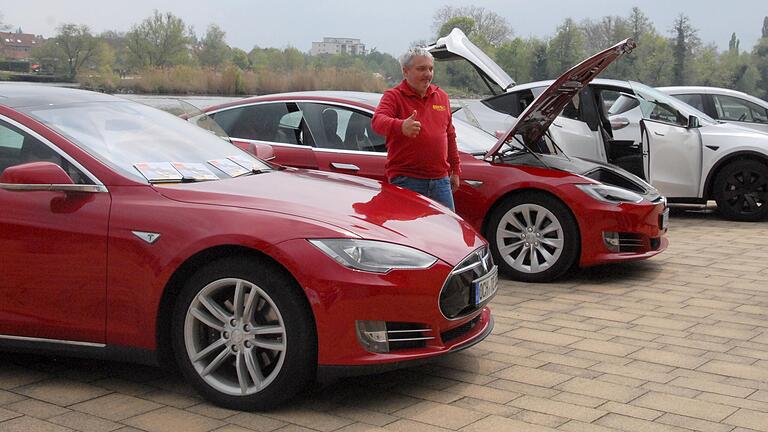 Das Elektroauto-Treffen am Kitzingen Mainkai bildete einen Kontrast zum Oldtimer- und Youngtimertreffen auf der anderen Mainseite. Das Elektroauto-Treffen am Kitzingen Mainkai bildete einen Kontrast zum Oldtimer- und Youngtimertreffen auf der anderen Mainseite.