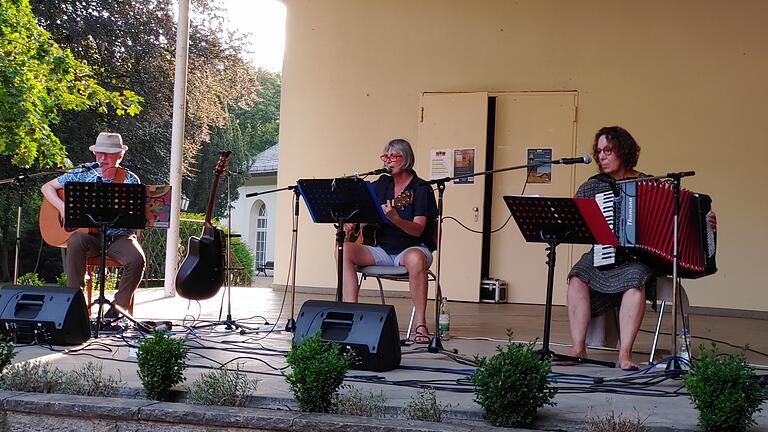 Klimperer Musik Projekt auf der Bühne der Wandelhalle im Kurpark. Klimperer Musik Projekt auf der Bühne der Wandelhalle im Kurpark.