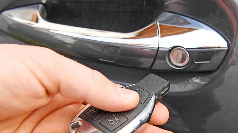 Keyless Go-Schlüssel eines Geländewagens: Weltweit könnten 100 Millionen Fahrzeuge von der Sicherheitslücke betroffen sein. Foto: Uli Deck - Moderne Autos haben häufig solche Keyless-Go-Schlüssel. Sie sind anfällig für Trickdiebe. Keyless Go-Schlüssel eines Geländewagens: Weltweit könnten 100 Millionen Fahrzeuge von der Sicherheitslücke betroffen sein. Foto: Uli Deck - Moderne Autos haben häufig solche Keyless-Go-Schlüssel. Sie sind anfällig für Trickdiebe.