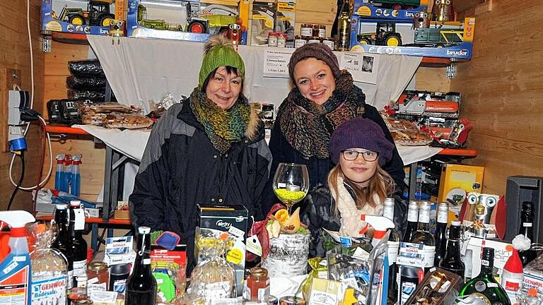 Reiche Auswahl: Was örtliche Betriebe alles zu bieten haben, präsentierten die Vorsitzende des Röttinger Gewerbevereins, Sylvia Baumann (rechts), und Barbara Rott beim Winterzauber.
