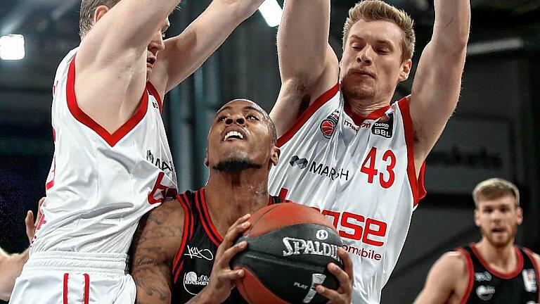 Basketball - Beko BBL - 1.PLayoff - Brose Baskets - s.Oliver Baskets       -  Kein Durchkommen: Der Würzburger Lamonte Ulmer gegen die übermächtigen Bamberger Patrick Heckmann (links) und Leon Radosevic.