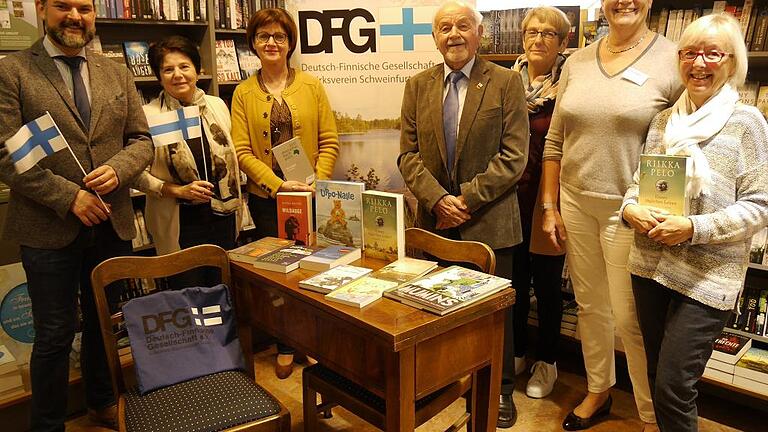 Feierten „100 Jahre Finnland“ (von links): Bürgermeister Oliver Brust aus Geldersheim, Maria Lautner von der Gemeindebibliothek Niederwerrn, Bürgermeisterin Bettina Bärmann, Gerd Müller als Vorsitzender der Schweinfurter DFG, Vorstandsmitglied Helene Schöner, Franziska Bickel von Buchhandlung Vogel sowie Barbara Siewert von der DFG. Feierten „100 Jahre Finnland“ (von links): Bürgermeister Oliver Brust aus Geldersheim, Maria Lautner von der Gemeindebibliothek Niederwerrn, Bürgermeisterin Bettina Bärmann, Gerd Müller als Vorsitzender der Schweinfurter DFG, Vorstandsmitglied Helene Schöner, Franziska Bickel von Buchhandlung Vogel sowie Barbara Siewert von der DFG.