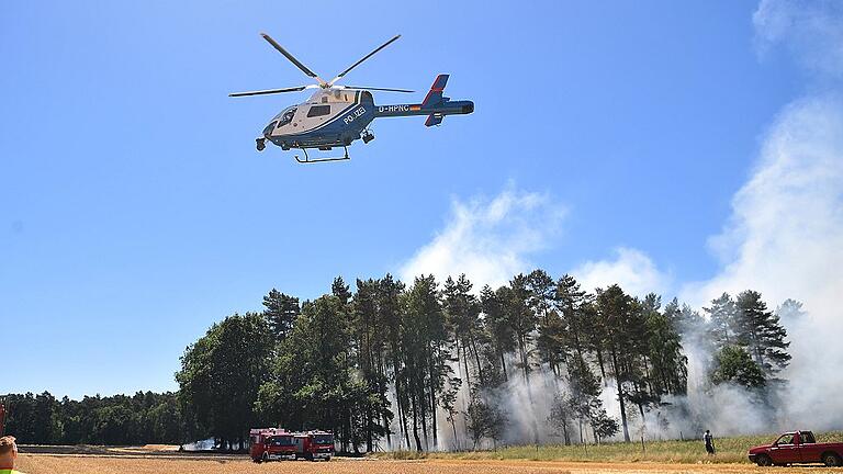 Flächenbrand in der Wedemark - In Norddeutschland, wie hier in Wiechendorf in Niedersachsen, ist es bereits zu Waldbränden gekommen. Nun herrscht auch in Teilen Unterfrankens die höchste Warnstufe. Flächenbrand in der Wedemark - In Norddeutschland, wie hier in Wiechendorf in Niedersachsen, ist es bereits zu Waldbränden gekommen. Nun herrscht auch in Teilen Unterfrankens die höchste Warnstufe.