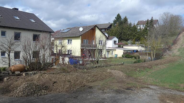 Den 29. Mai werden die Einwohner von Burghausen nicht so leicht vergessen. Starkregen mit anschließenden Hochwasser suchte die 246-Seelen-Ortschaft heim. Der Zusammenhalt war untereinander wie gewohnt stark gewesen. Nun hat die Gemeinde zum ersten Schutz einen kleinen Wall aufgeschüttet.