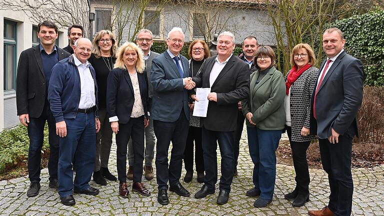 von links: Bürgermeister Bernd Schraud (Hausen), Sebastian Grimm LRA Würzburg Kreisentwicklung, Bürgermeister Burkard Losert Rimpar, Bürgermeisterin Birgit Börger Prosselsheim, Bürgermeisterin Martina Rottmann Oberpleichfeld, Bürgermeister Andreas Hoßmann Eisenheim, Robert Bromma ALE Unterfranken, Bürgermeisterin Klara Schömig Güntersleben, Bürgermeister Konrad Schlier Bergtheim, Bürgermeister Alois Fischer Unterpleichfeld, Ulrike Lilienbecker ILE-Umsetzungsmanagement, Bürgermeisterin Rosi Schraud Estenfeld, Bürgermeister Thomas Eberth Kürnach