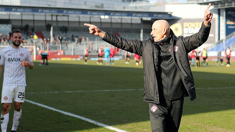 Emotionaler Anheizer: Trainer Ralf Santelli (rechts) dirigiert die Fans beim Bejubeln des Auswärtssiegs in Wiesbaden. Links Siegtorschütze David Kopacz Emotionaler Anheizer: Trainer Ralf Santelli (rechts) dirigiert die Fans beim Bejubeln des Auswärtssiegs in Wiesbaden. Links Siegtorschütze David Kopacz