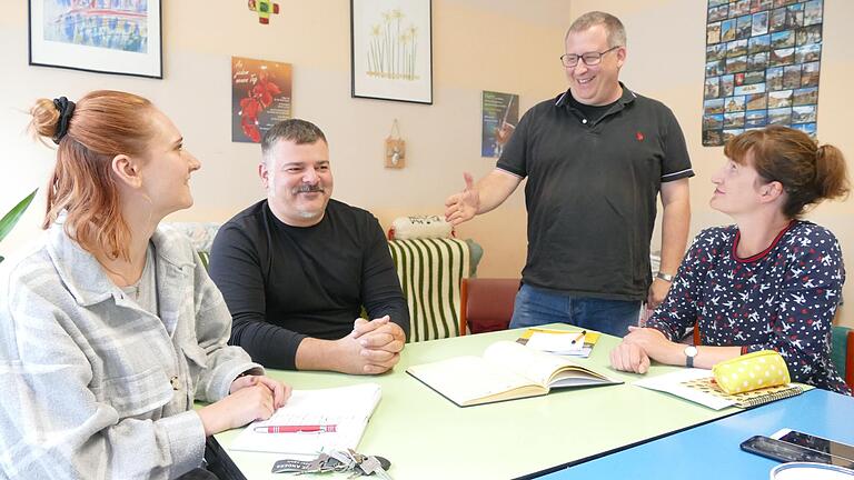 Sie machen auf das zunehmende Problem der Wohnungslosigkeit und die steigende Obdachlosigkeit in Bamberg aufmerksam (von links): Amelie Fuchs, Mario-Christian Schmidt, Peter Klein und Maria Joecks. Sie machen auf das zunehmende Problem der Wohnungslosigkeit und die steigende Obdachlosigkeit in Bamberg aufmerksam (von links): Amelie Fuchs, Mario-Christian Schmidt, Peter Klein und Maria Joecks.