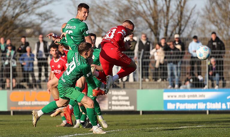 Mit diesem Kopfball scheiterte Benyas Junge-Abiol am Ansbacher Keeper. Mit diesem Kopfball scheiterte Benyas Junge-Abiol am Ansbacher Keeper.