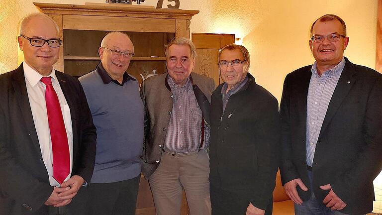 Im Bild (von links) Kreisrat Hans Müller, FDP Kreisvorsitzender, Karl Weltner, Rödelsee (40 Jahre), Erhard Kongsbak, Kitzingen (Verabschiedung), Günter Becker, Wiesenbronn (Ehrenmitglied) und Stadtrat Bernhard Etzelmüller, Marksteft (35 Jahre). Im Bild (von links) Kreisrat Hans Müller, FDP Kreisvorsitzender, Karl Weltner, Rödelsee (40 Jahre), Erhard Kongsbak, Kitzingen (Verabschiedung), Günter Becker, Wiesenbronn (Ehrenmitglied) und Stadtrat Bernhard Etzelmüller, Marksteft (35 Jahre).