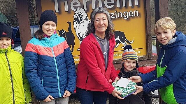 Silas Krüger, Clara Nitschke, Aaron und Laurin Krüger übergaben die gesammelten Spenden an Heiligabend an Tierheimleiterin Angela Drabant. Silas Krüger, Clara Nitschke, Aaron und Laurin Krüger übergaben die gesammelten Spenden an Heiligabend an Tierheimleiterin Angela Drabant.