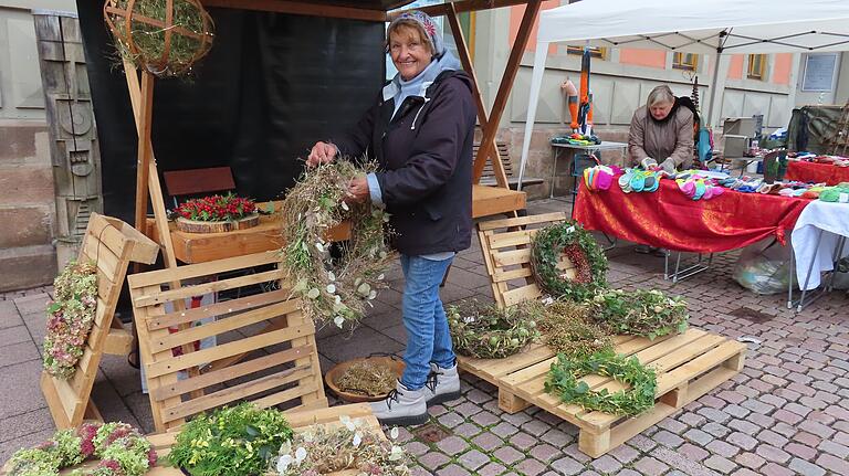 Genuss- und Kunsthandwerkermarkt in Bischofsheim lockte trotz kühler Temperaturen viele Besucher an.
Herbstliche Dekoration fand guten Absatz, die Händler zeigtensich zufrieden. Genuss- und Kunsthandwerkermarkt in Bischofsheim lockte trotz kühler Temperaturen viele Besucher an.
Herbstliche Dekoration fand guten Absatz, die Händler zeigtensich zufrieden.