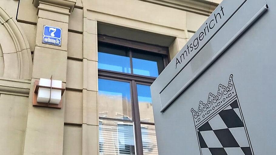 Vor dem Amtsgericht Bad Kissingen stand jetzt ein 19-Jähriger. Der Vorwurf: Er soll in Polen 15 Dum-Bum-Böller ohne EU-Kennzeichnung gekauft haben. Foto: Archiv/Annett Lüdeke       -  Vor dem Amtsgericht Bad Kissingen stand jetzt ein 19-Jähriger. Der Vorwurf: Er soll in Polen 15 Dum-Bum-Böller ohne EU-Kennzeichnung gekauft haben. Foto: Archiv/Annett Lüdeke