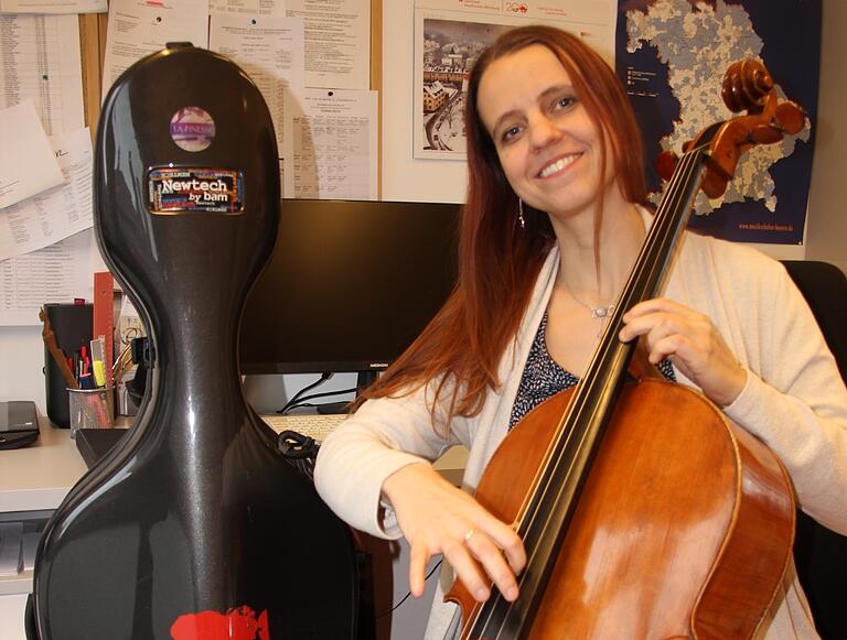 Gibt es nur im Doppelpack: Monika Klüpfel und ihr Cello. Gibt es nur im Doppelpack: Monika Klüpfel und ihr Cello.