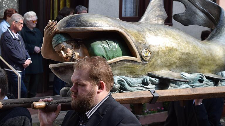 Bei der traditionellen Karfreitagsprozession in Lohr (Lkr. Main-Spessart) ist Jona und der Walfisch eine der Figuren, die durch die Stadt getragen werden. Unser Bild stammt aus dem Jahre 2017. Bei der traditionellen Karfreitagsprozession in Lohr (Lkr. Main-Spessart) ist Jona und der Walfisch eine der Figuren, die durch die Stadt getragen werden. Unser Bild stammt aus dem Jahre 2017.
