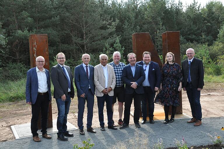 Zur Einweihung waren zahlreiche Bürgermeister und weitere Gäste erschienen. Darunter unter anderem: Maroldsweisachs Bürgermeister Wolfram Thein und Landrat Wilhelm Schneider (2. und 3. von links) sowie der stellvertretende Hildburghäuser Landrat Rolf Kaden (4. von links)&nbsp; und Staatssekretärin Katharina Schenk.