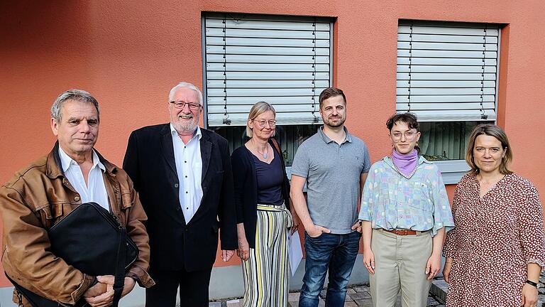 Der Ausschuss für Bau-, Umwelt- und Ortsentwicklung vor dem Zeller Rathaus (von links): Christian Naser, Bürgermeister Joachim Kipke, Silvia Schlagmüller, Andreas Feuerbach, Esra Yldrim und Jessica Hecht.&nbsp;