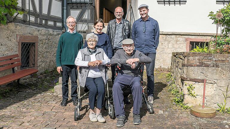 Die Moderatoren mit der Follmer-Familie im Hof der Papiermühle am Jubiläums-Tag (von links): John Gerard, Merja Herzog Hellsten, Matthias Hagenböck, Johannes Follmer mit seinen Eltern Hildegard und Kurt Follmer (vorne).