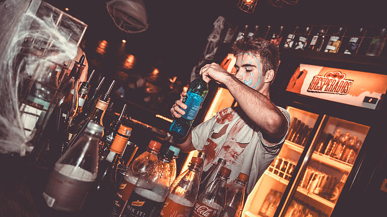 Halloween im Look-Kleinstadtklub - Halloween im Look-Kleinstadtklub Halloween im Look-Kleinstadtklub - Halloween im Look-Kleinstadtklub