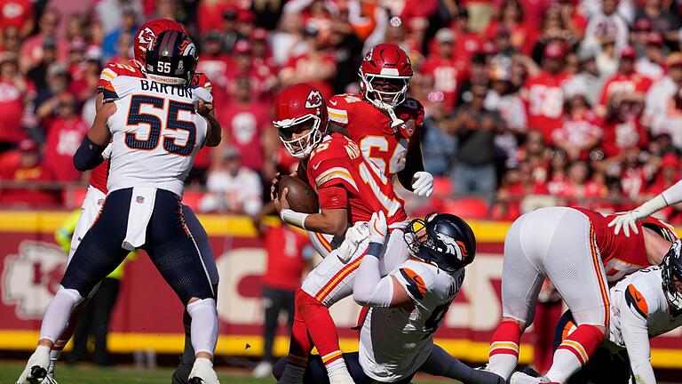 Kansas City Chiefs - Denver Broncos       -  Patrick Mahomes (Mitte mit Ball) und die Kansas City Chiefs mussten hart um den nächsten Sieg kämpfen.