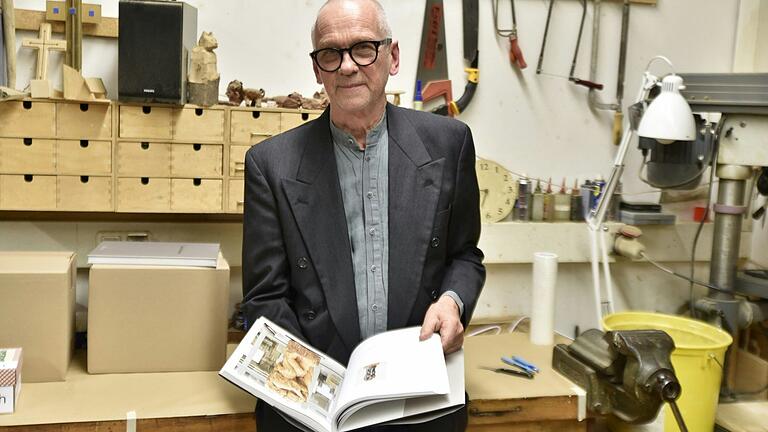 In seinem Atelier stellte Gerhard Nerowski sein Buch vor. In seinem Atelier stellte Gerhard Nerowski sein Buch vor.