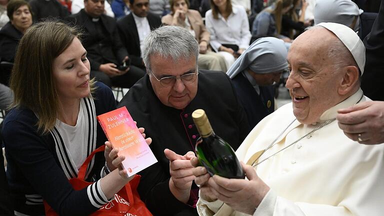 Vor einem Jahr traf der Würzburger Domkapitular Clemens Bieber (Mitte) als Vorsitzender des Diözesan-Caritasverbandes den Papst in Rom.&nbsp; Mit Abteilungsleiterin Angela M. Lixfeld (li.) überreichte er Franziskus einen Bocksbeutel und ein Buch.