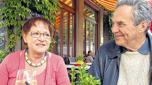 Frisch getraut (II): Zwei Tage nach der Hochzeit ist das Paar nicht auf Flitterwochen, sondern im Uni-Café.