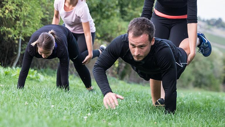 &bdquo;Outdoor-Fitness&ldquo;: Muskelkater verjagt Schweinehund       -  Auch die &bdquo;Schubkarren&ldquo;-Übung gehörte zum Training.