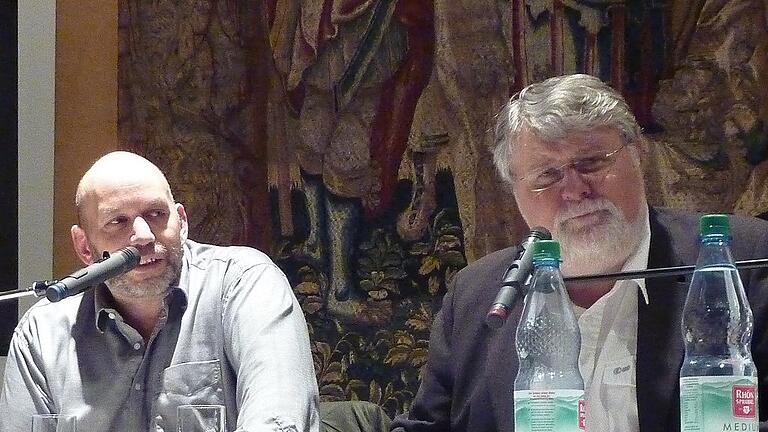 Der Ermittler und sein Schöpfer. Im Bild von links Christian „Blacky” Schwarz und Lothar Reichel lesen in der Rathausdiele aus dem neuen Band der Schweinfurtkrimis. Der Ermittler und sein Schöpfer. Im Bild von links Christian „Blacky” Schwarz und Lothar Reichel lesen in der Rathausdiele aus dem neuen Band der Schweinfurtkrimis.