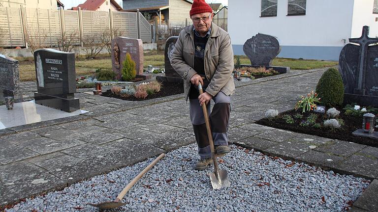 Mit diesem Spaten und dieser Schaufel hat Edgar Nüßlein hunderte von Gräbern ausgehoben. Heute braucht sie der 80-Jährige Mönchstockheimer nicht mehr, denn der Bagger hat seine Arbeit übernommen. Mit diesem Spaten und dieser Schaufel hat Edgar Nüßlein hunderte von Gräbern ausgehoben. Heute braucht sie der 80-Jährige Mönchstockheimer nicht mehr, denn der Bagger hat seine Arbeit übernommen.