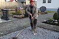 Mit diesem Spaten und dieser Schaufel hat Edgar Nüßlein hunderte von Gräbern ausgehoben. Heute braucht sie der 80-Jährige Mönchstockheimer nicht mehr, denn der Bagger hat seine Arbeit übernommen.