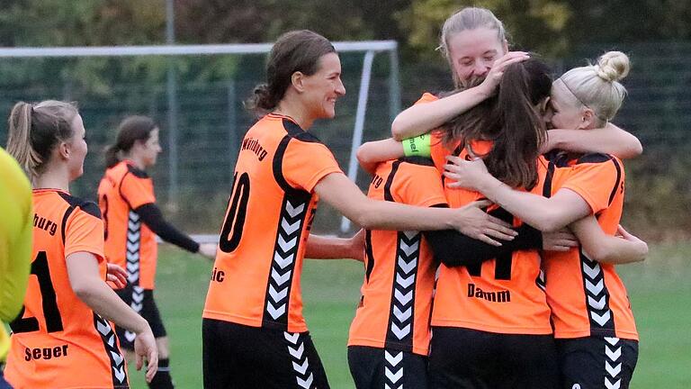 Jubel bei den Spielerinnen des SC Würzburg-Heuchelhof. Sie kehren in die Regionalliga zurück.