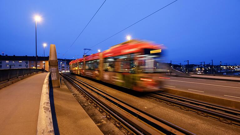 Die Mehrheit im Stadtrat hat sich für eine Machbarkeitsstudie der möglichen neuen Straßenbahnlinie 7 in Richtung Versbach und Lengfeld ausgesprochen. Im Bild eine Straßenbahn in Grombühl.