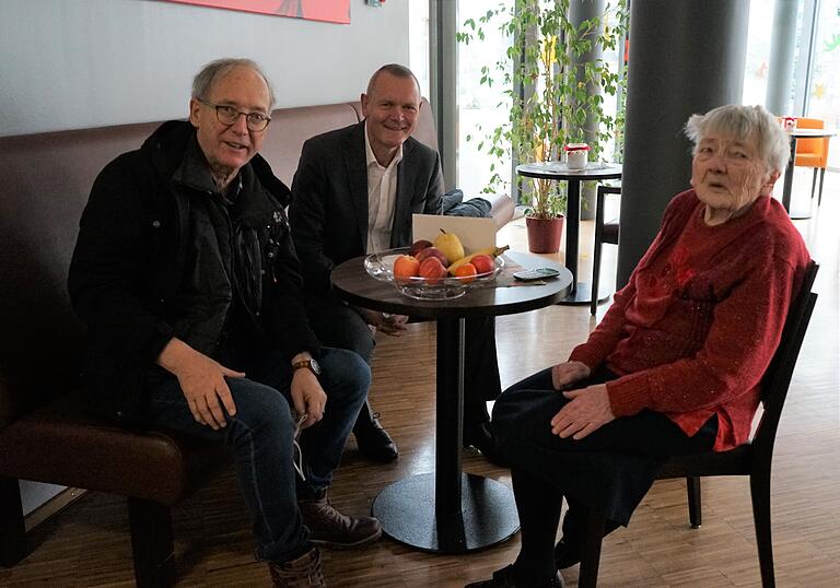 Zum 95. Geburtstag gratulierten Therese Roth ihr Sohn Phil und Bürgermeister Thomas Stamm (von links) in Marktheidenfeld Zum 95. Geburtstag gratulierten Therese Roth ihr Sohn Phil und Bürgermeister Thomas Stamm (von links) in Marktheidenfeld