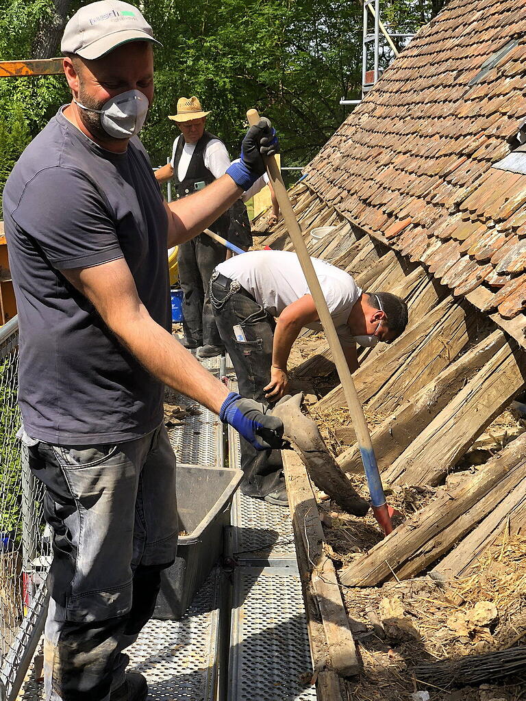 Auf Schuhe aus längst vergangener Zeit stieß Sebastian Fenner bei der  Dachsanierung des Hessenhauses.